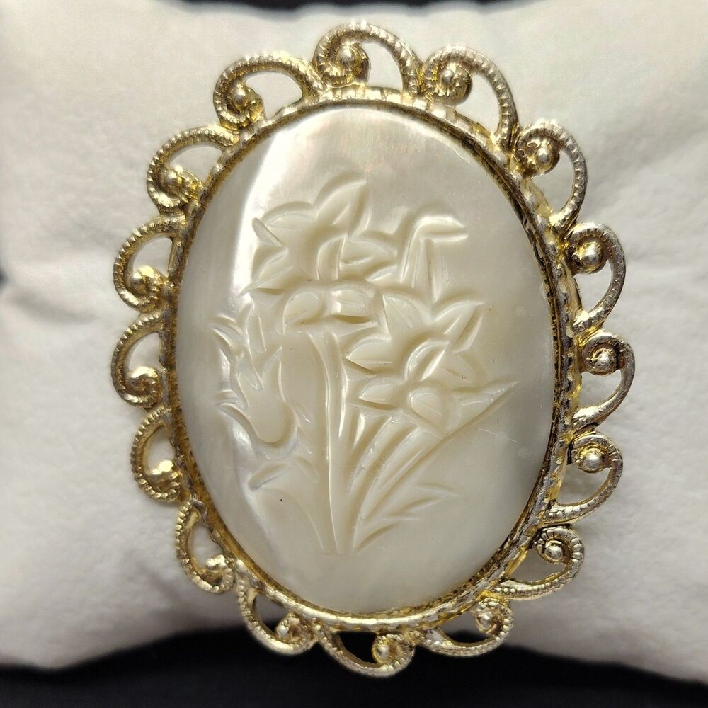 Vintage Floral Cameo Brooch Pin Pendant Gold Tone Setting Beautiful
